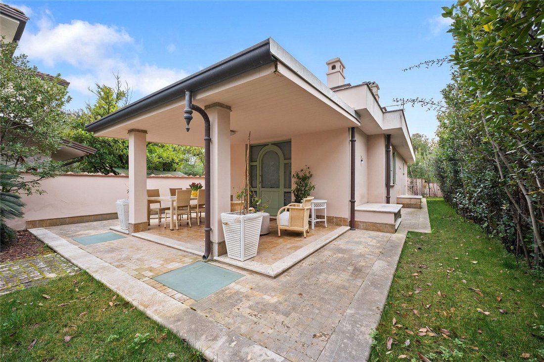 House in Vittoria Apuana, Forte dei Marmi, Tuscany 1 - 17339445