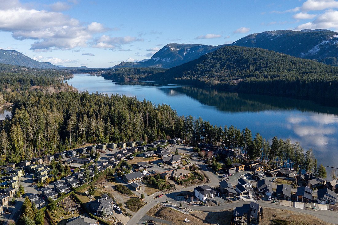 House in Lake Cowichan, British Columbia, Canada 3 - 17342605