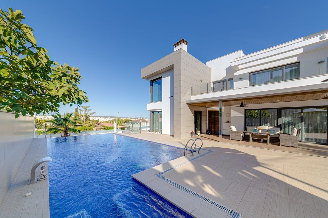 Villa in Torrevieja, Valencian Community, Spain 3 - 17344982