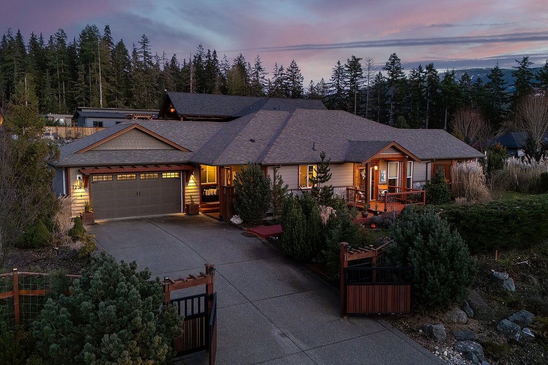 House in Lake Cowichan, British Columbia, Canada 1 - 17342605