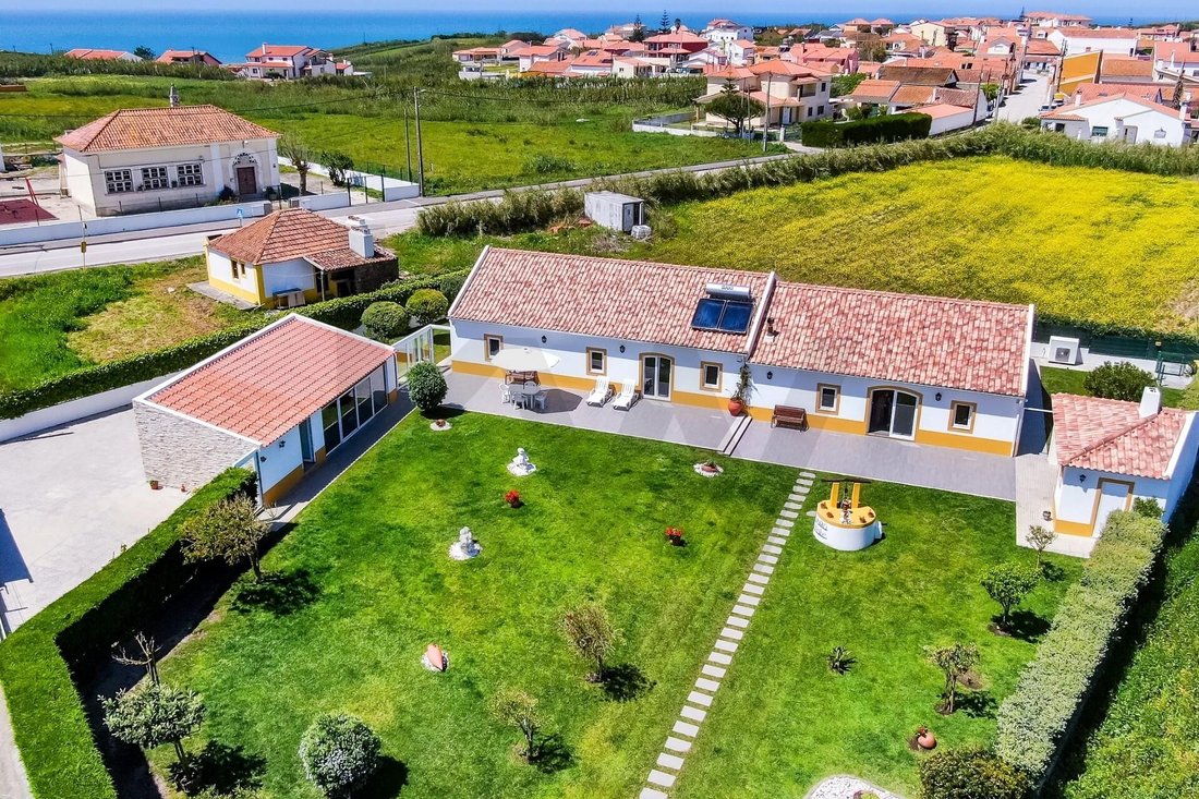 Townhouse in Sao Pedro da Cadeira, Lisbon, Portugal 1 - 17344971
