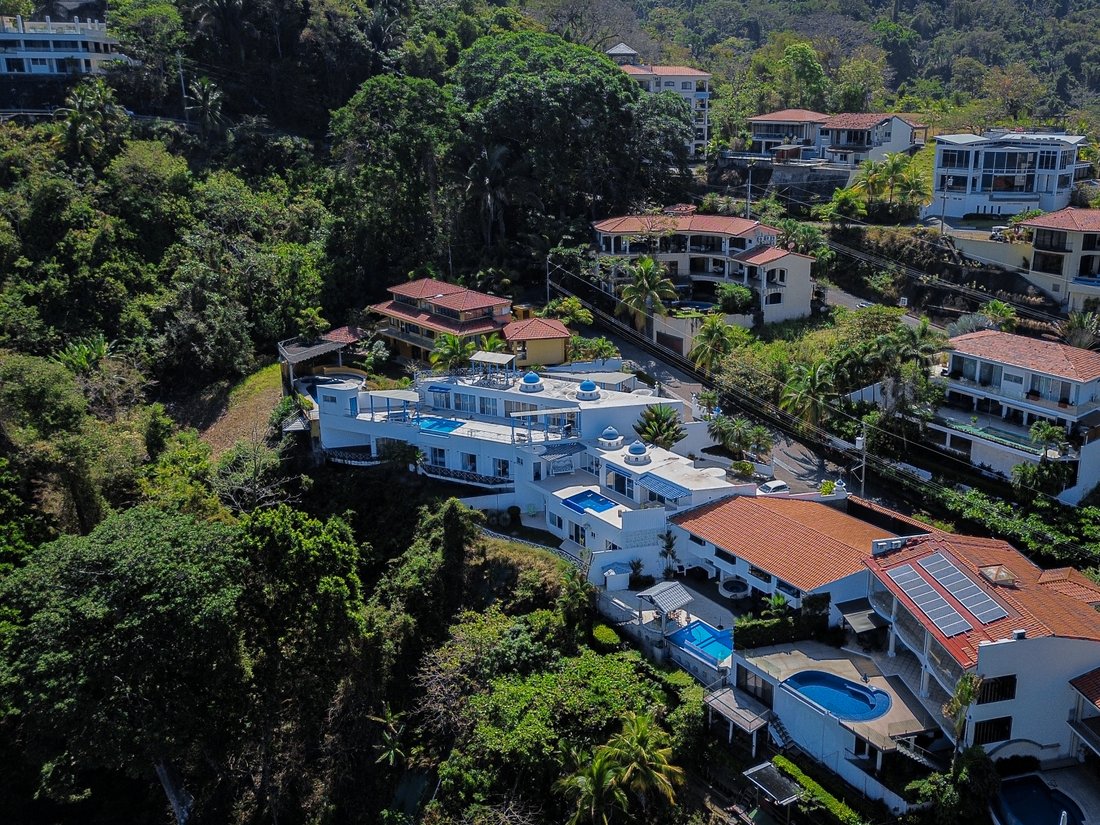 Villa in Playa Herradura, Puntarenas Province, Costa Rica 2 - 17342611