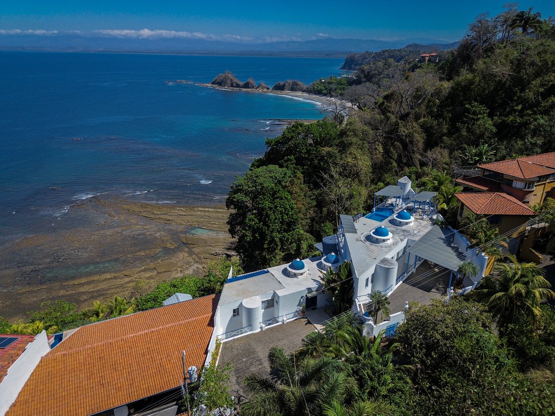 Villa in Playa Herradura, Puntarenas Province, Costa Rica 1 - 17342611
