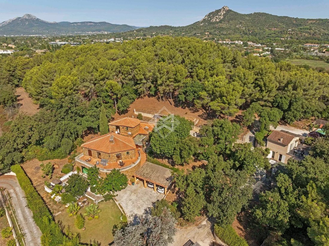 Villa in Hyeres, Provence-Alpes-Côte d'Azur, France 1 - 16203239