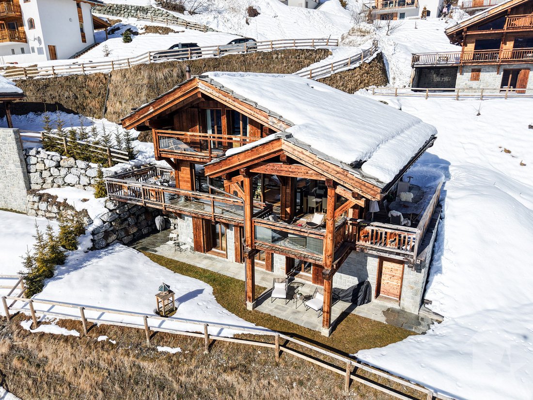 Magnificent, Recently Built Luxury Chalet