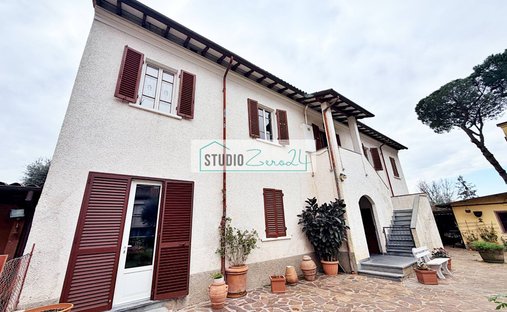Villa in Pietrasanta, Tuscany, Italy 1