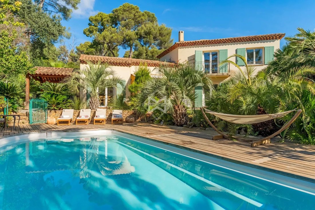 Villa in La Londe-les-Maures, Provence-Alpes-Côte d'Azur, France 1 - 17345150