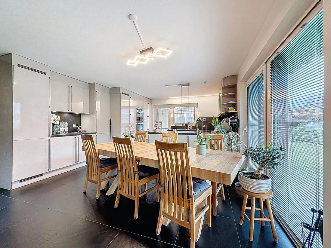 Bright Renovated 6.5 Room Detached Villa