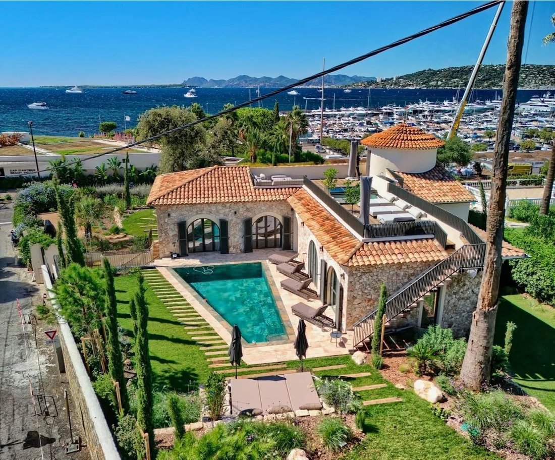 Villa in Antibes, Provence-Alpes-Côte d'Azur, France 1 - 17346880