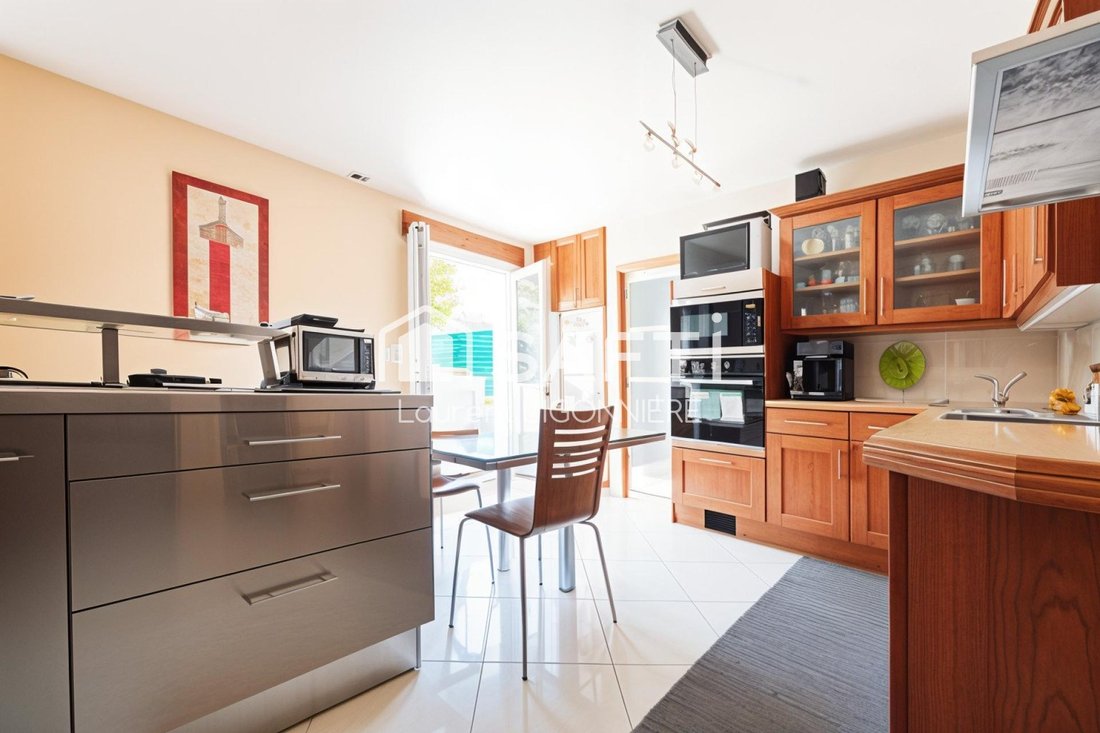 House in Mandres-les-Roses, Ile-de-France, France 4 - 17349420
