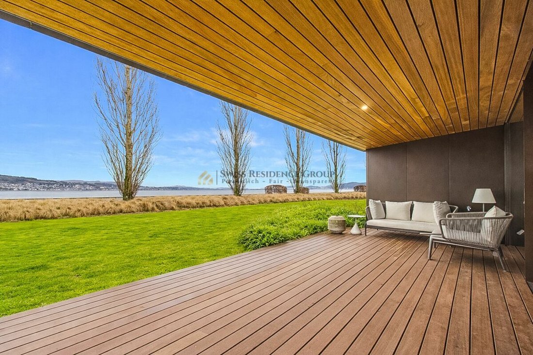 Exklusives Gartenrefugium Mit Panorama Design, Wellness Und Seesicht In Bestform