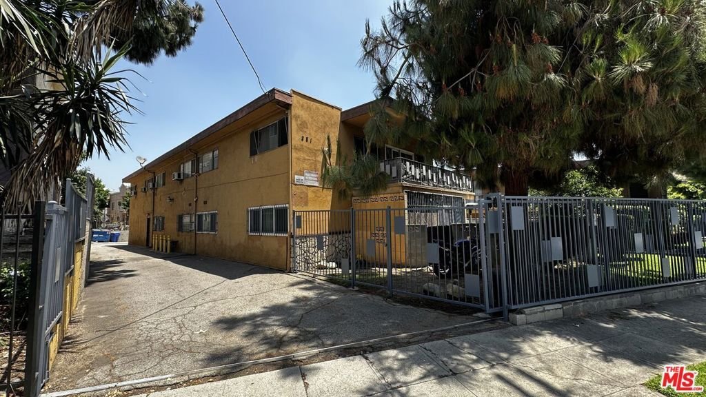 Los Angeles, California, United States 3 - 17354337