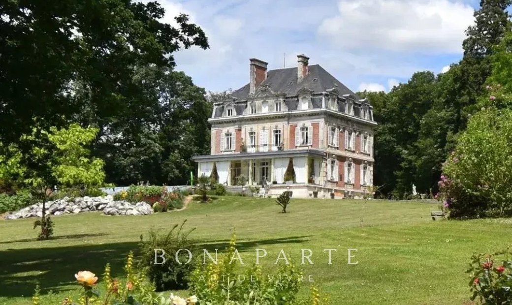 Chateau De Caractere In The Heart Of Nature