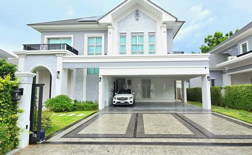 House in Racha Thewa, Samut Prakan, Thailand 1