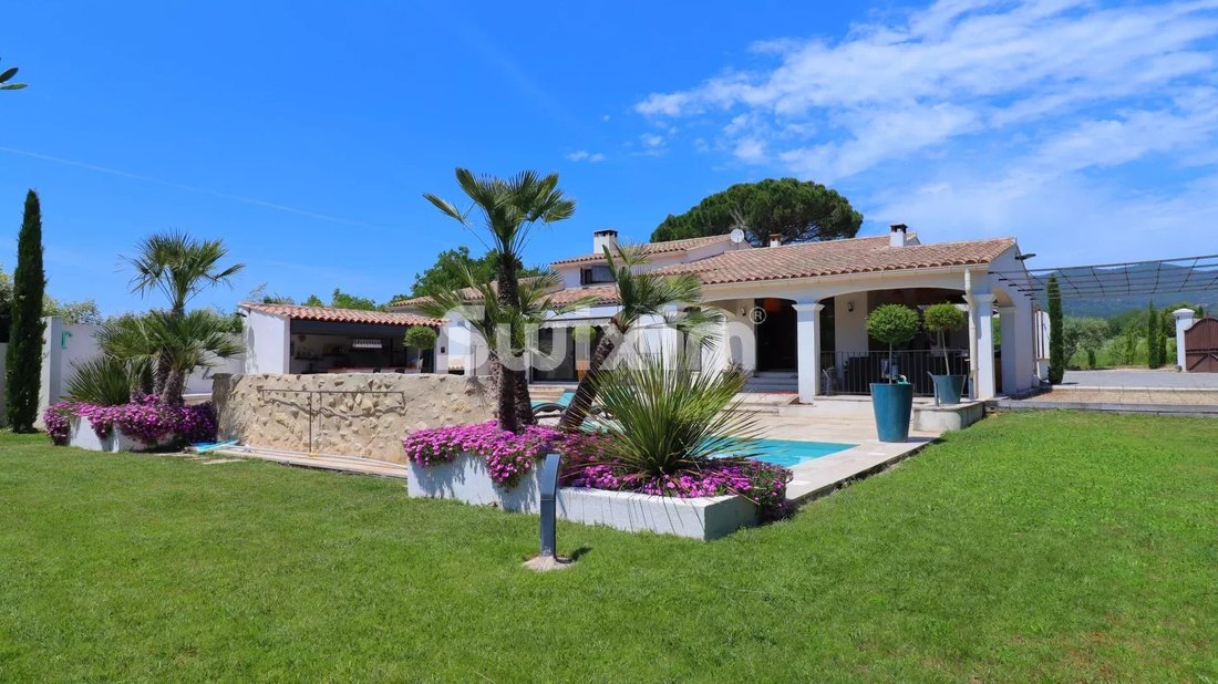 Villa in Cucuron, Provence-Alpes-Côte d'Azur, France 1 - 15719763