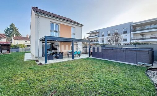 House in Ouest, Saint-Genis-Pouilly, France 1