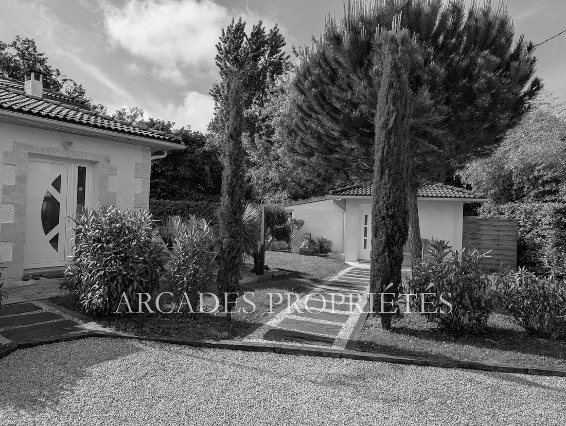 House in Saint-Sulpice-et-Cameyrac, Nouvelle-Aquitaine, France 1 - 17370924