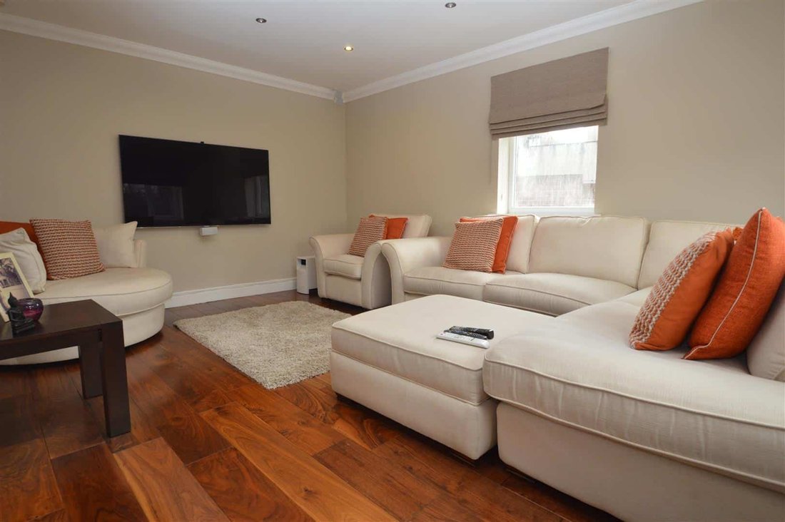 House in Redbridge, England 3 - 17359014
