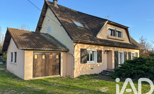 House in Nord Est Sud, Courtry, France 1