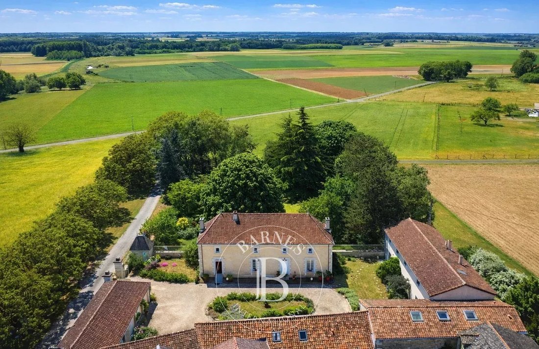 Estate in Lencloître, Nouvelle-Aquitaine, France 3 - 13418684