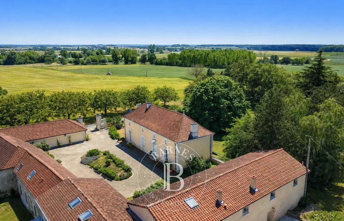 Estate in Lencloître, Nouvelle-Aquitaine, France 2 - 13418684