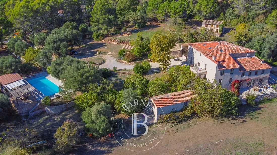 Estate in Bagnols-en-Forêt, Provence-Alpes-Côte d'Azur, France 2 - 17357997