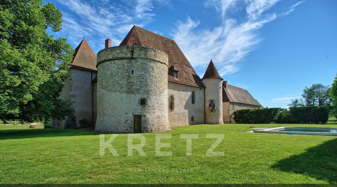 Castle in Saint-Pourcain-sur-Sioule, Auvergne-Rhône-Alpes, France 2 - 17286931