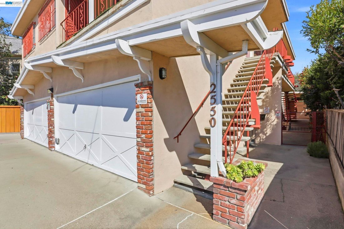 Oakland, California, United States 1 - 17366839