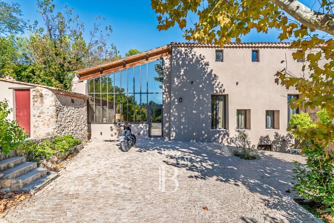 Estate in Bagnols-en-Forêt, Provence-Alpes-Côte d'Azur, France 1 - 17357997