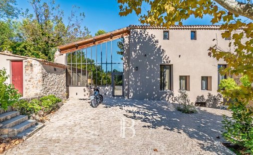 Estate in Bagnols-en-Forêt, Provence-Alpes-Côte d'Azur, France 1