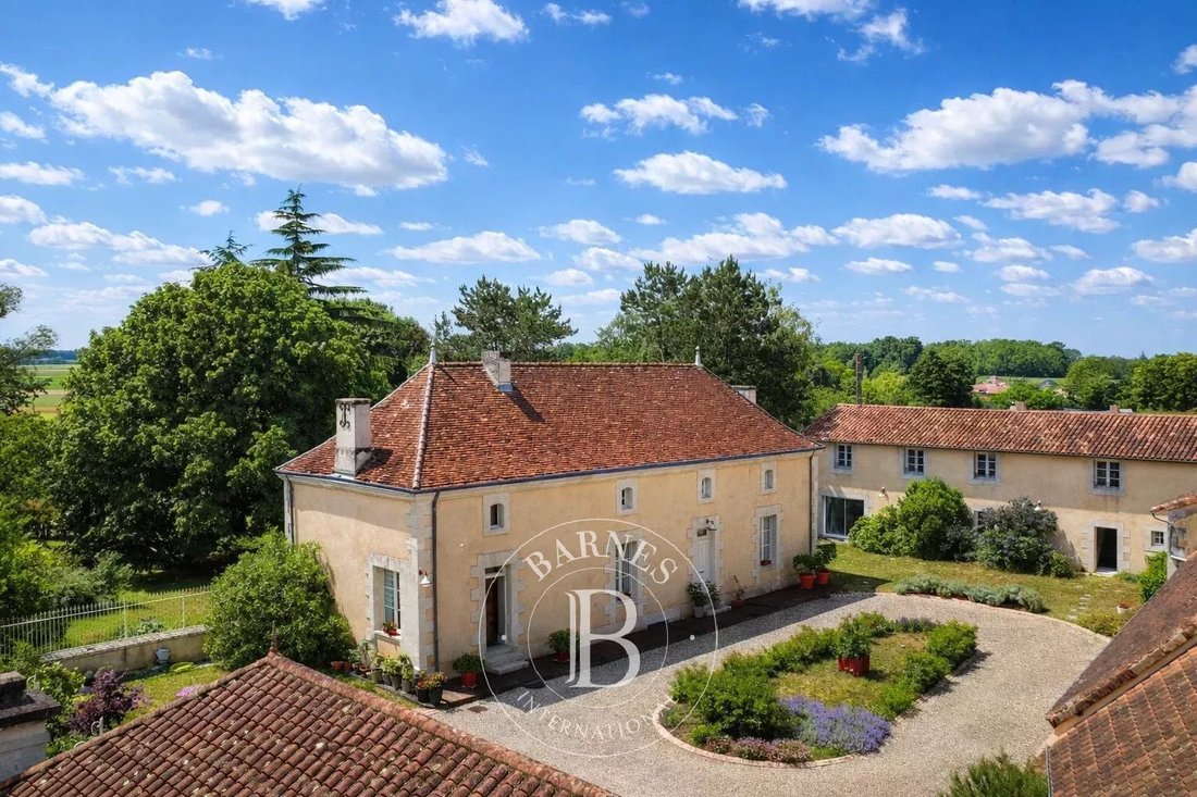 Estate in Lencloître, Nouvelle-Aquitaine, France 1 - 13418684