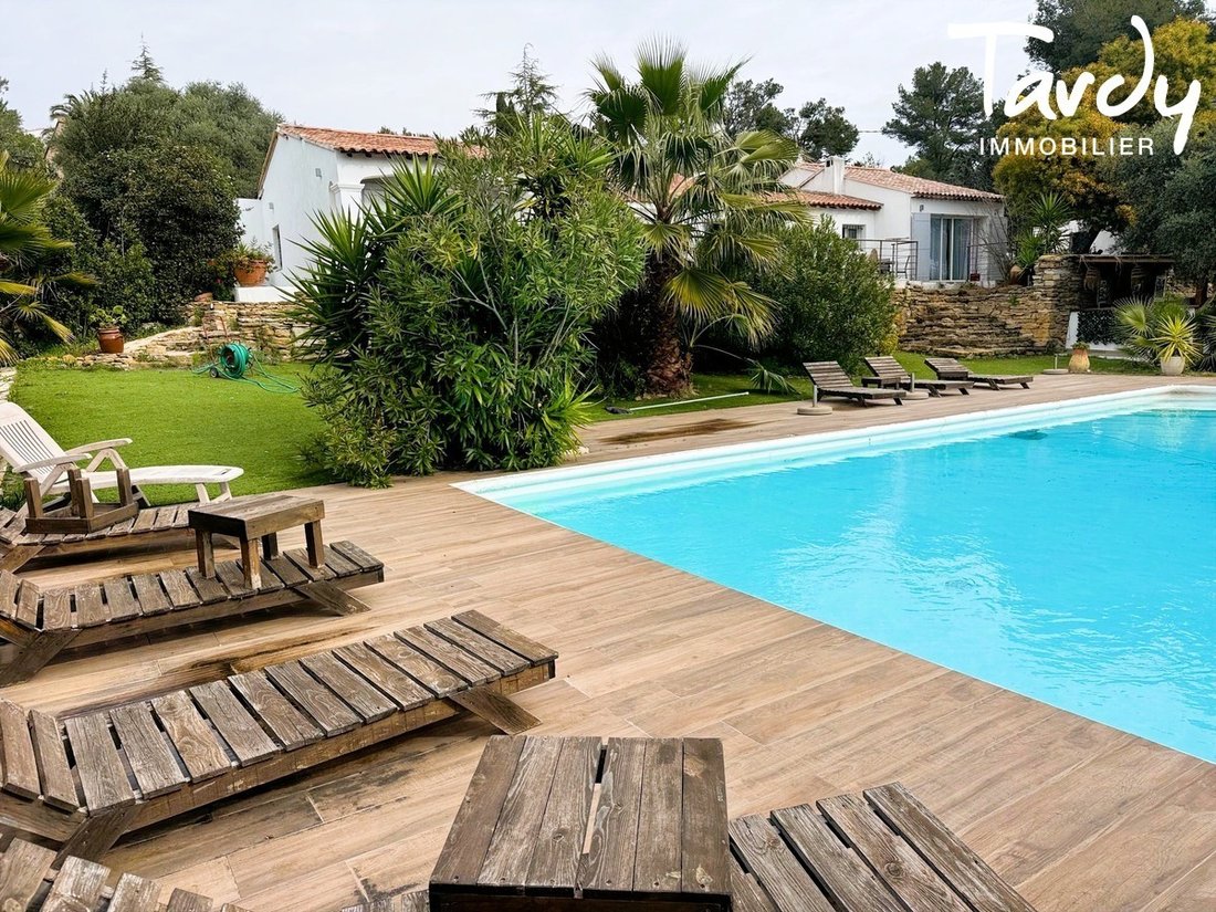 Villa in La Cadiere-d'Azur, Provence-Alpes-Côte d'Azur, France 1 - 16963901