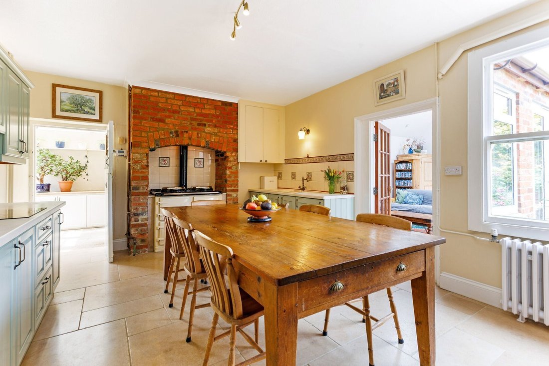 House in Clanfield, England 4 - 17356548