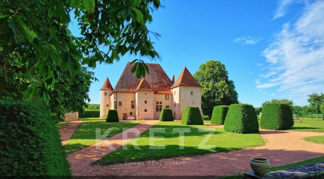 Castle in Saint-Pourcain-sur-Sioule, Auvergne-Rhône-Alpes, France 1 - 17286931