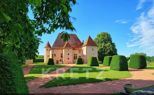 Schloss in Saint-Pourçain-sur-Sioule, Auvergne-Rhône-Alpes, Frankreich 1