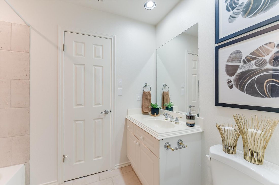 Condo in The Hills, Texas, United States 3 - 17360482