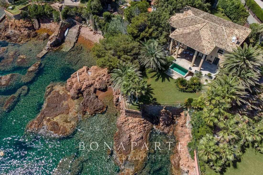 Villa in Plateau Notre Dame Sud-Bord de mer-Beaurivage, Saint-Raphaël, France 1 - 17358042