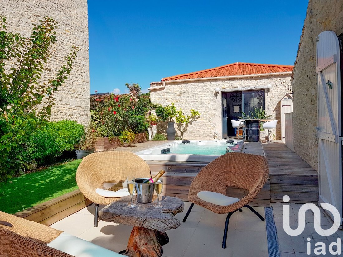 House in Saint-Medard-d'Aunis, Nouvelle-Aquitaine, France 1 - 17361452