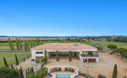 Estate in Arles, Provence-Alpes-Côte d'Azur, France 1