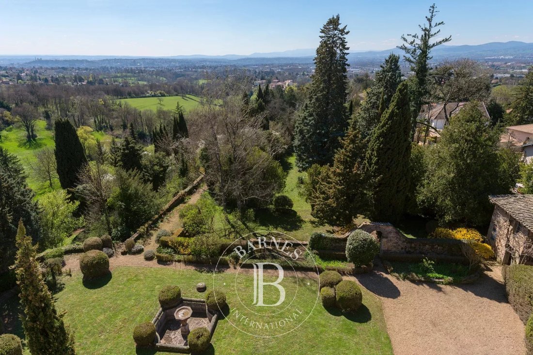 Estate in Limonest, Auvergne-Rhône-Alpes, France 2 - 17365830