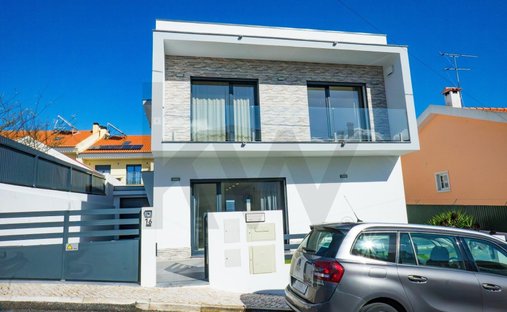 House in Ramada e Canecas, Lisbon, Portugal 1