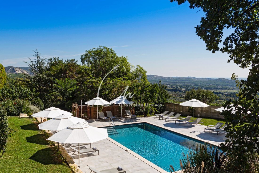 Villa in Les Baux-de-Provence, Provence-Alpes-Côte d'Azur, France 1 - 17373559
