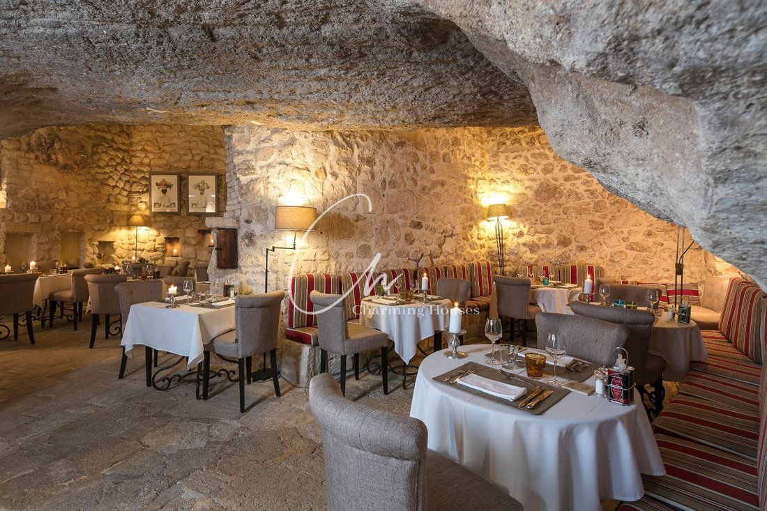 Villa in Les Baux-de-Provence, Provence-Alpes-Côte d'Azur, France 2 - 17373559
