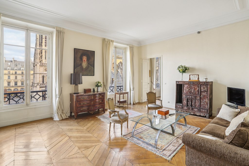 Apartment in Saint Germain l'Auxerrois, Paris 1er Arrondissement, Paris 5 - 13995669