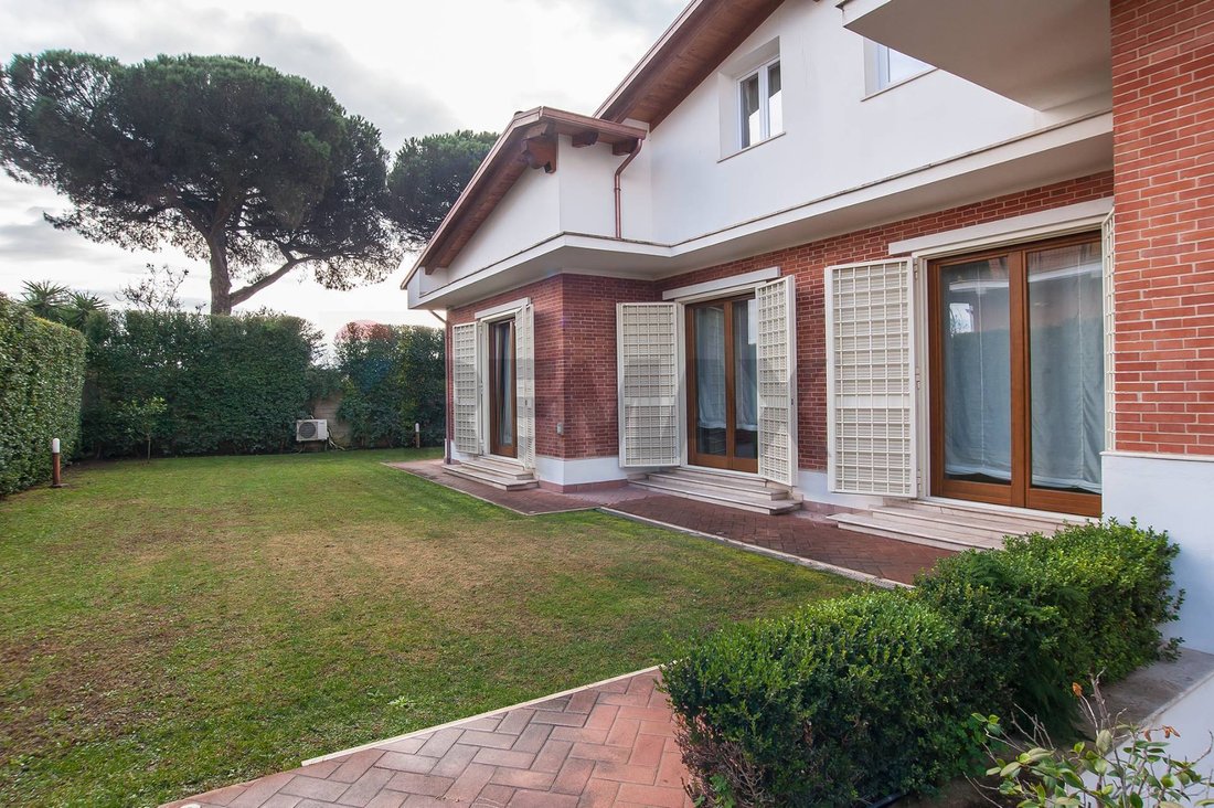 Villa in Infernetto, Rome, Lazio 1 - 17377728