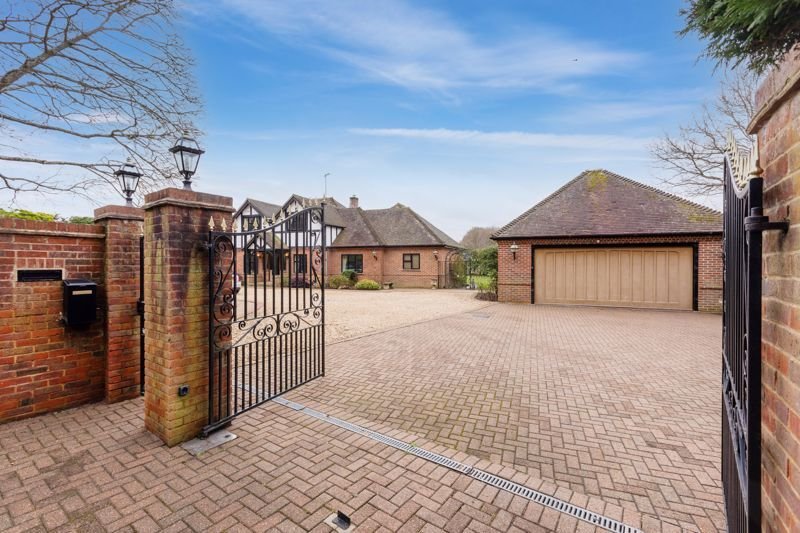 House in Windlesham, England 2 - 17375797