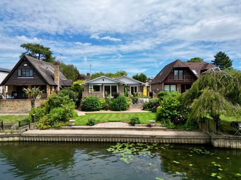 Bungalow in Wraysbury, England 2 - 17375276