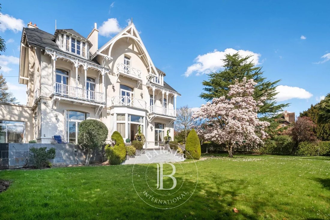 Estate in Vieux Croissy, Croissy-sur-Seine, France 1 - 14132415