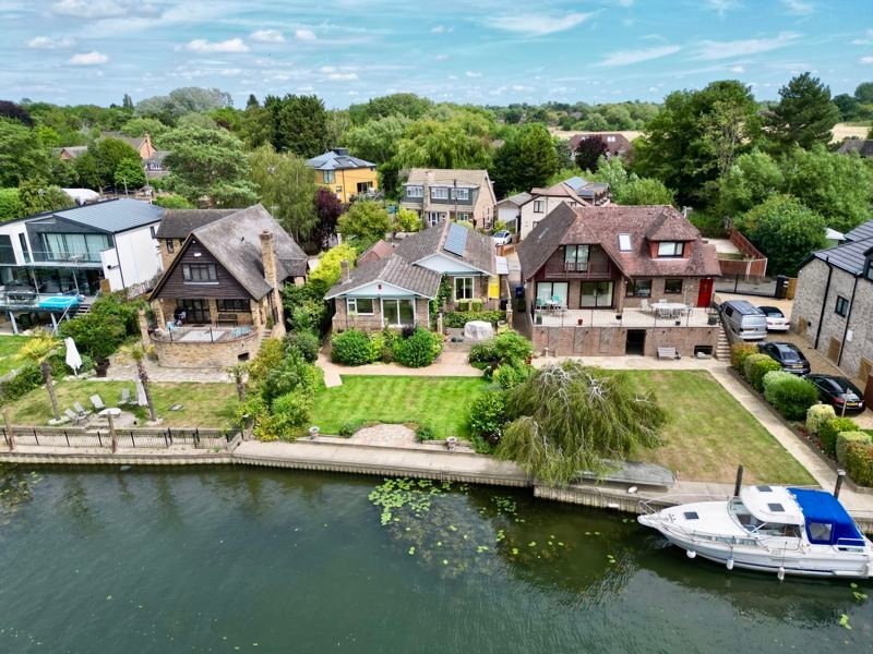 Bungalow in Wraysbury, England 1 - 17375276