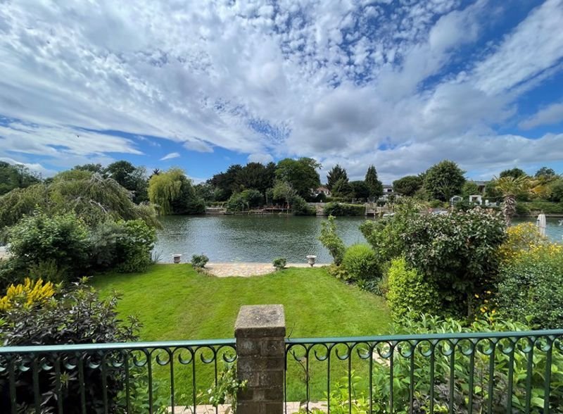 Bungalow in Wraysbury, England 3 - 17375276